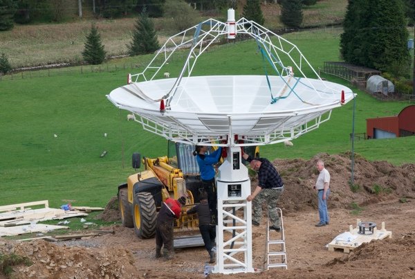 Radiotelescopio professionale SPIDER 500A installato al Tanlaw Astro-chronometry Radio Observatory (TARO) in Scozia.