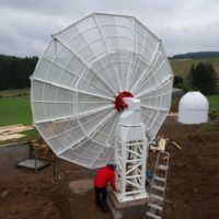 Radiotelescopio professionale SPIDER 500A installato al Tanlaw Astro-chronometry Radio Observatory (TARO) in Scozia.