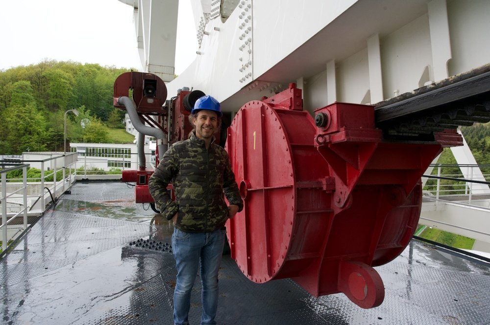 Radio2Space al radiotelescopio Effelsberg: Omar Cauz (capo progettista Radio2Space) con i motori di elevazione