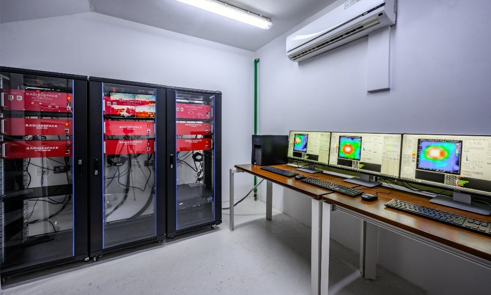More SPIDER 500A radio telescopes installed in Sharjah Academy for Astronomy, Space Sciences & Technology: in the control room, every radio telescope has a rack with receiver and antenna control unit, and it's controlled by a computer with RadioUniversePRO software.