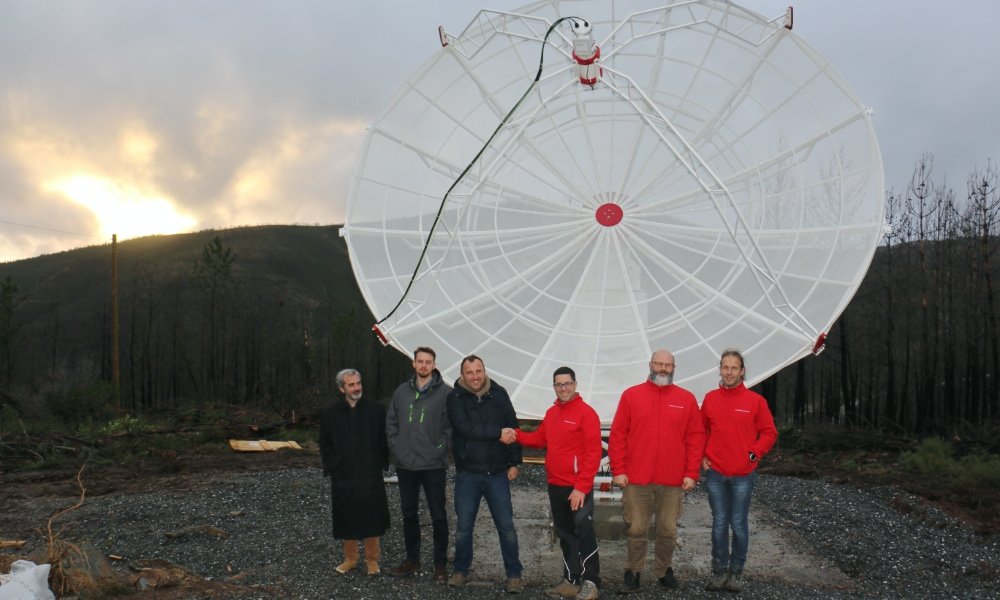 Radiotelescopio SPIDER 500A installato alla stazione per radioastronomia di Porto da Balsa (Portogallo)