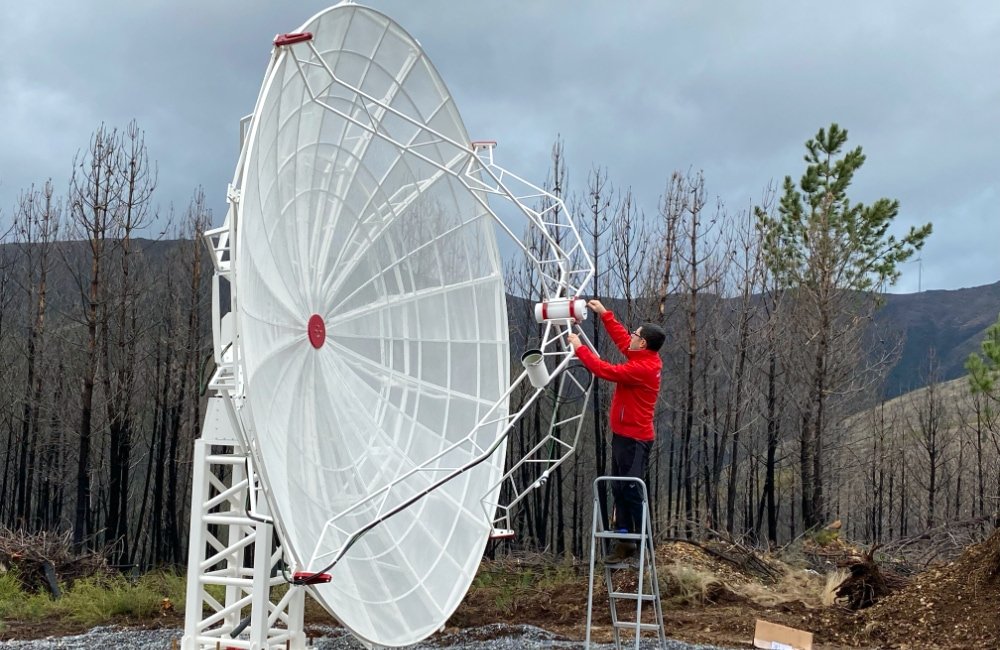 Radiotelescopio SPIDER 500A installato alla stazione per radioastronomia di Porto da Balsa (Portogallo): installazione dei cavi e degli LNA al primo fuoco.