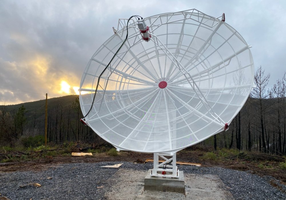 Radiotelescopio SPIDER 500A installato alla stazione per radioastronomia di Porto da Balsa (Portogallo): il radiotelescopio è pronto.