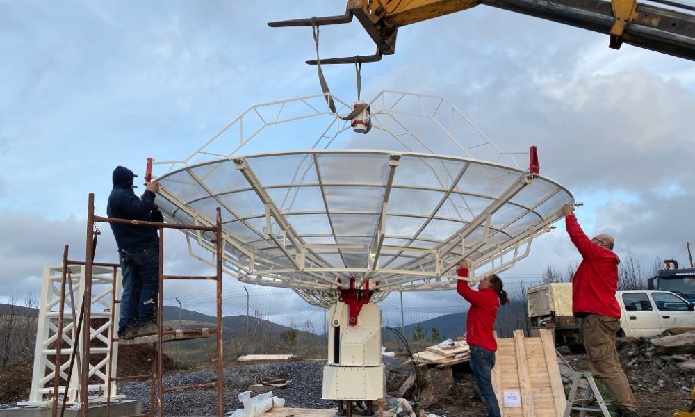 SPIDER 500A radio telescope installed in Porto da Balsa radio astronomy station: fixing the reflector to the rear support