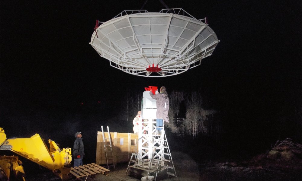 Radiotelescopio SPIDER 500A installato alla stazione per radioastronomia di Porto da Balsa (Portogallo): installazione dell'antenna sulla montatura.