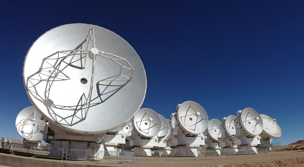 Introduzione alla radiointerferometria: l’interferometro ALMA sulle Ande Cilene osserva il cielo a lunghezze d’onda millimetriche. Crediti: ALMA (ESO/NAOJ/NRAO)