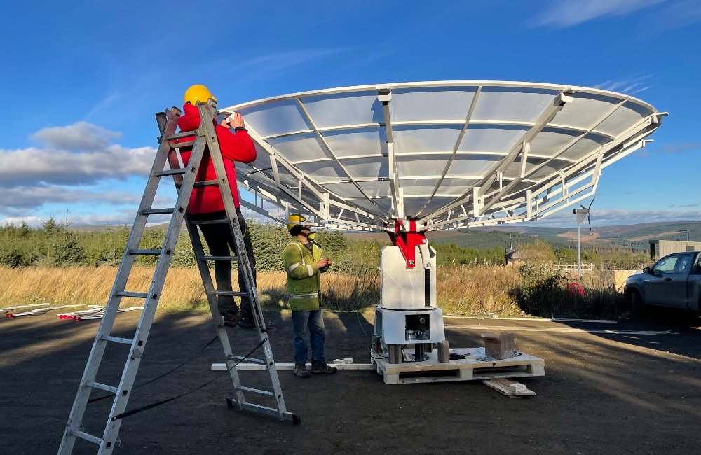 SPIDER 500A installed in Kielder Observatory (UK): assembly of the 5 meter diameter antenna.