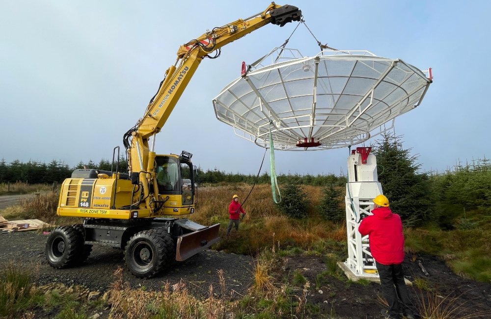 SPIDER 500A installato al Kielder Observatory (UK): installazione dell'antenna sulla montatura.