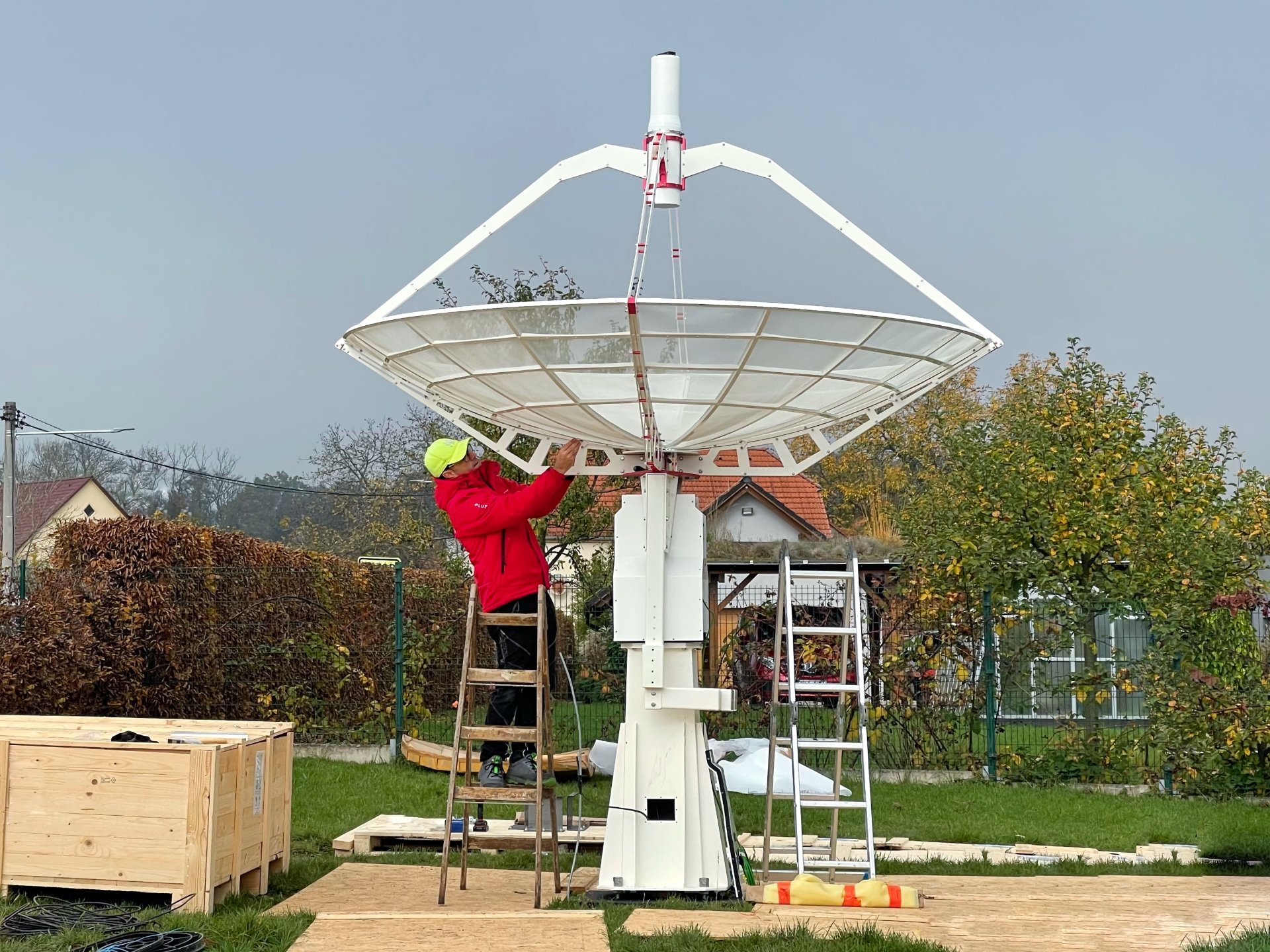 Radiotelescopio SPIDER 300A per radioastronomia installato presso Praga in Repubblica Ceca