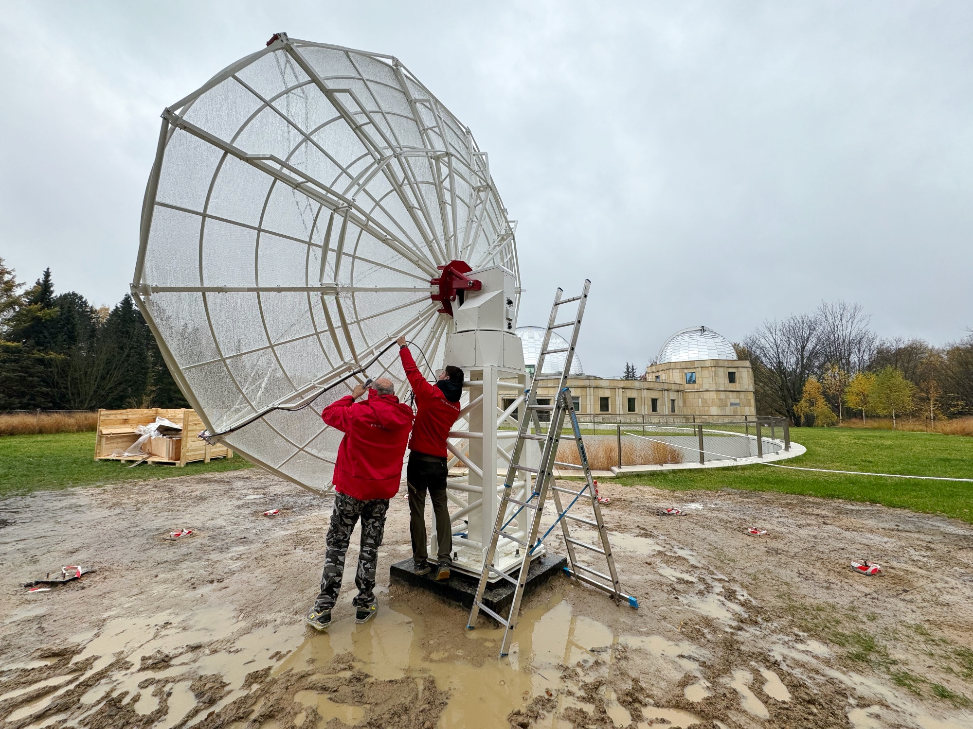 Radiotelescopio SPIDER 500A MarkII installato al Planetarium - Silesian Science Park (Polonia)